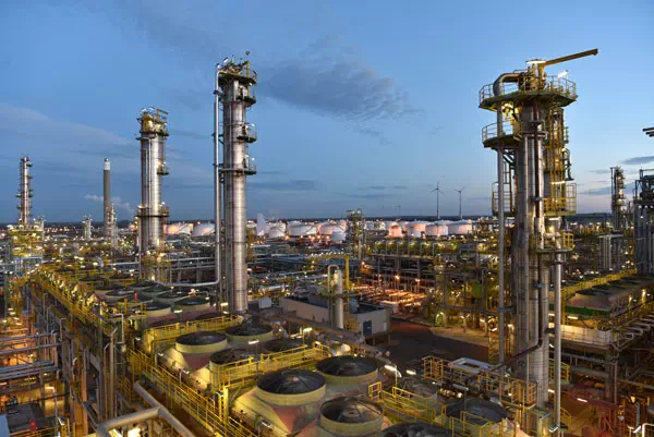 Controlli per la sicurezza di impianti e aziende con sostanze chimiche pericolose in Italia e all’estero